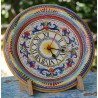 Reloj de cerámica Deruta en una placa decorativa