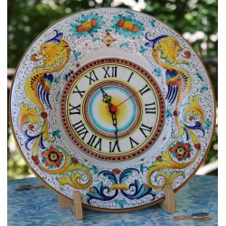 Horloge en céramique Deruta sur une assiette décorative