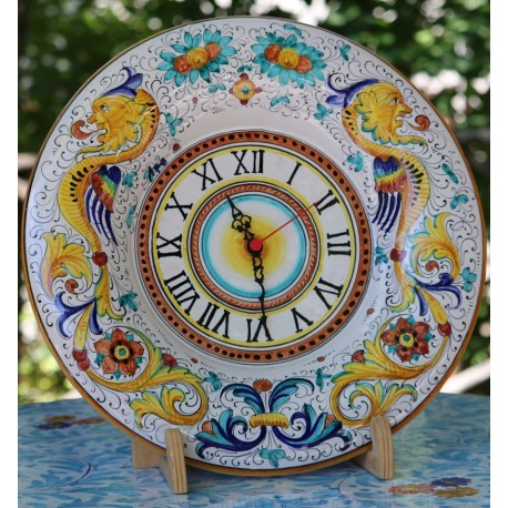 Keramikuhr Deruta auf einer dekorativen Platte