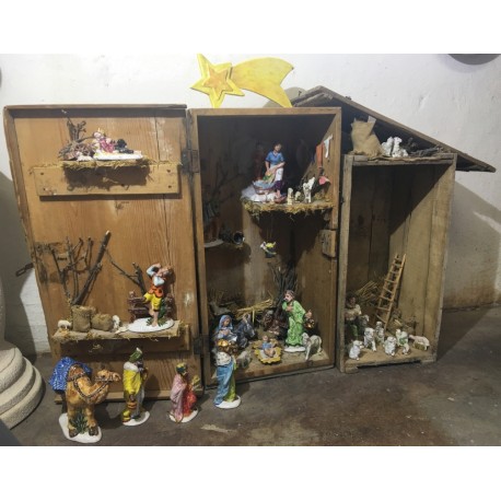 Escena de la Natividad en madera y cerámica