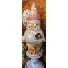 Escena de Natividad de cerámica en una columna