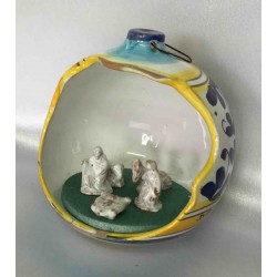 Crèche de Noël en céramique dans une boule de Noël