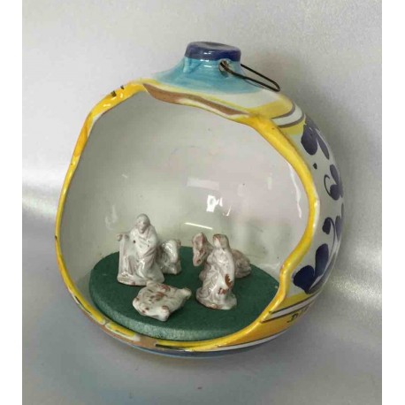 Escena de natividad de cerámica en una bola de Navidad