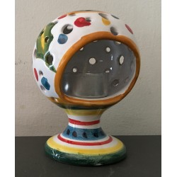 Candelero de cerámica en forma de una pequeña bola