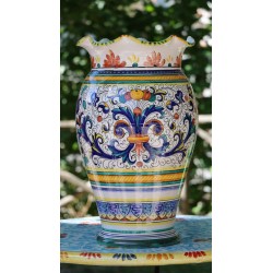 Vaso in ceramica Deruta, bordo merlato, doppio decoro