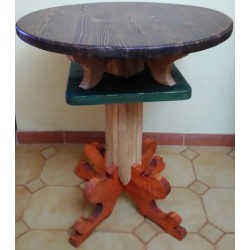Pequeña mesa de artesanía en abeto y álamo